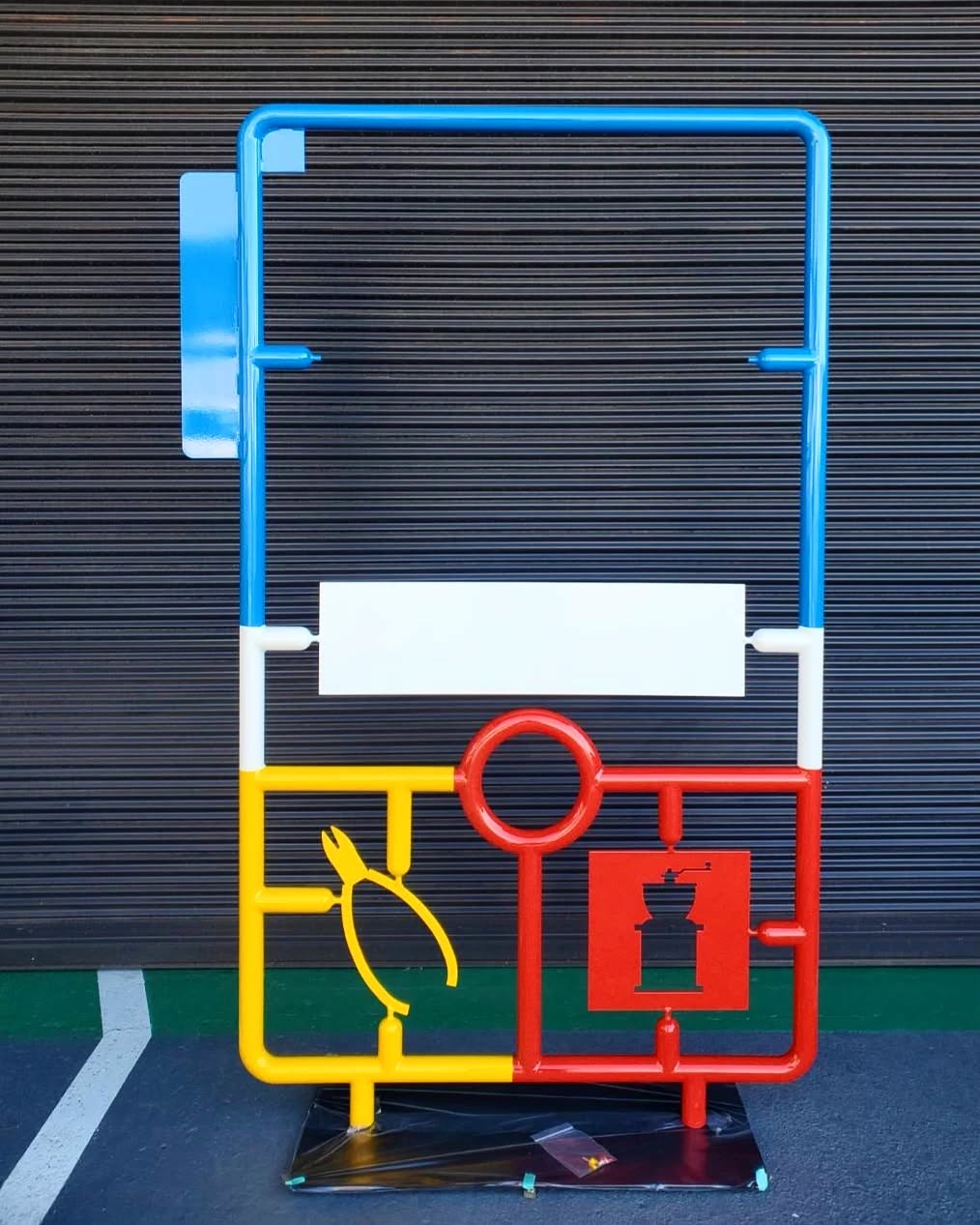 【静岡市「プラモデルの街」モニュメント完成！】
静岡市を象徴する“プラモデル文化”を
表現したカラフルなモニュメントが完成しました！

工具やランナーの意匠を活かした、
遊び心と技術が詰まったアート作品です。
明日、いよいよ納品予定！

#静岡市 #プラモデルの街 #プラモデル文化 #プラモ聖地 #モニュメント #モニュメント製作 #モニュメント完成 #観光促進 #地域活性 #静岡観光 #設計 #施工 #オーダーメイド #金属加工 #メタルアート #日本のモノづくり #職人技 #工場の風景 #アート作品 #模型好きな人と繋がりたい #プラモ好きと繋がりたい #模型好き #塗装 #オノケン材塗装 #aitmetal #アイトメタル