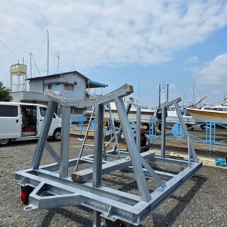🚢【5トン級ヨット用・特注船架台 納品完了】

海上設備の安心を、足元から。

本日、5トン級ヨット専用の船架台を、#三保マリーナ 様へ納品いたしました。
今回は海水に常時沈めて使用されることを想定し、全面に「溶融亜鉛めっき加工」を施しています。
腐食に強く、過酷な環境下でも長期使用に耐える高耐久設計。

さらに、ヨットの船底形状に合わせてミリ単位で設計・製作。
抜群のフィット感と安定性で、大切な船体をしっかり支えます⚓️

アイトメタルでは、お客様の用途・環境に合わせて完全オーダーメイドで金属加工を承っております。
「こういう仕様はできる？」というご相談から、ぜひお気軽にご連絡ください。

—

🔧 建設・建築・海洋設備業界の皆さまへ
量産にはない、“現場対応力”と”柔軟な設計力”。
アイトメタルは図面から製作、表面処理までワンストップ対応可能です。

—

📩DMまたはプロフィールリンクから、製作相談受付中！

—

#船架台 #ヨット架台 #海洋設備 #オーダーメイド架台 #金属加工 #溶融亜鉛めっき #建設業と繋がりたい #建築業界の皆様へ #アイトメタル #aitmetal #腐食対策 #現場対応力 #日本のものづくり