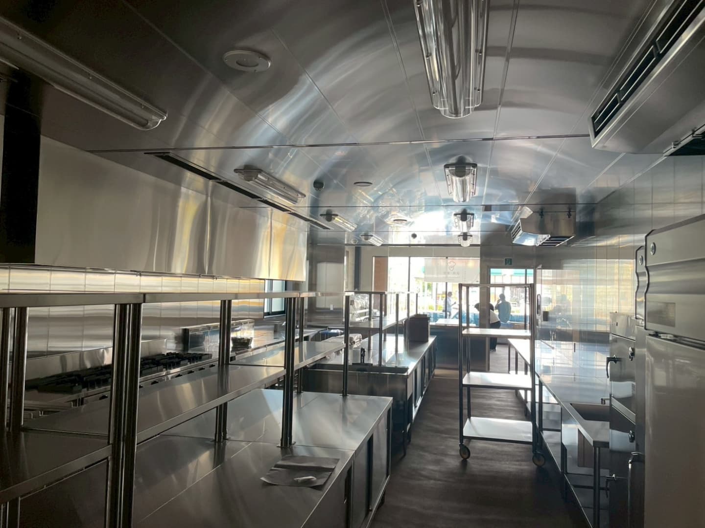静岡市内の某スーパーマーケットにて、
メイン厨房および寿司厨房の内装工事を行いました。
衛生面での高い基準をクリアすべく、
ステンレス仕上げ・HACCP対応仕様にて施工しています。

今後、静岡市内3ヵ所の店舗向けに、
この厨房から お惣菜やお寿司が提供される予定です。
高品質な食品づくりを支える空間づくりに携わることができ、
無事完成にホッとしております。

#スーパーマーケット #厨房内装工事 
#ステンレス仕上げ #HACCP対応仕様
#空間づくり #設計 #施工 
#アイトメタル  #aitmetal