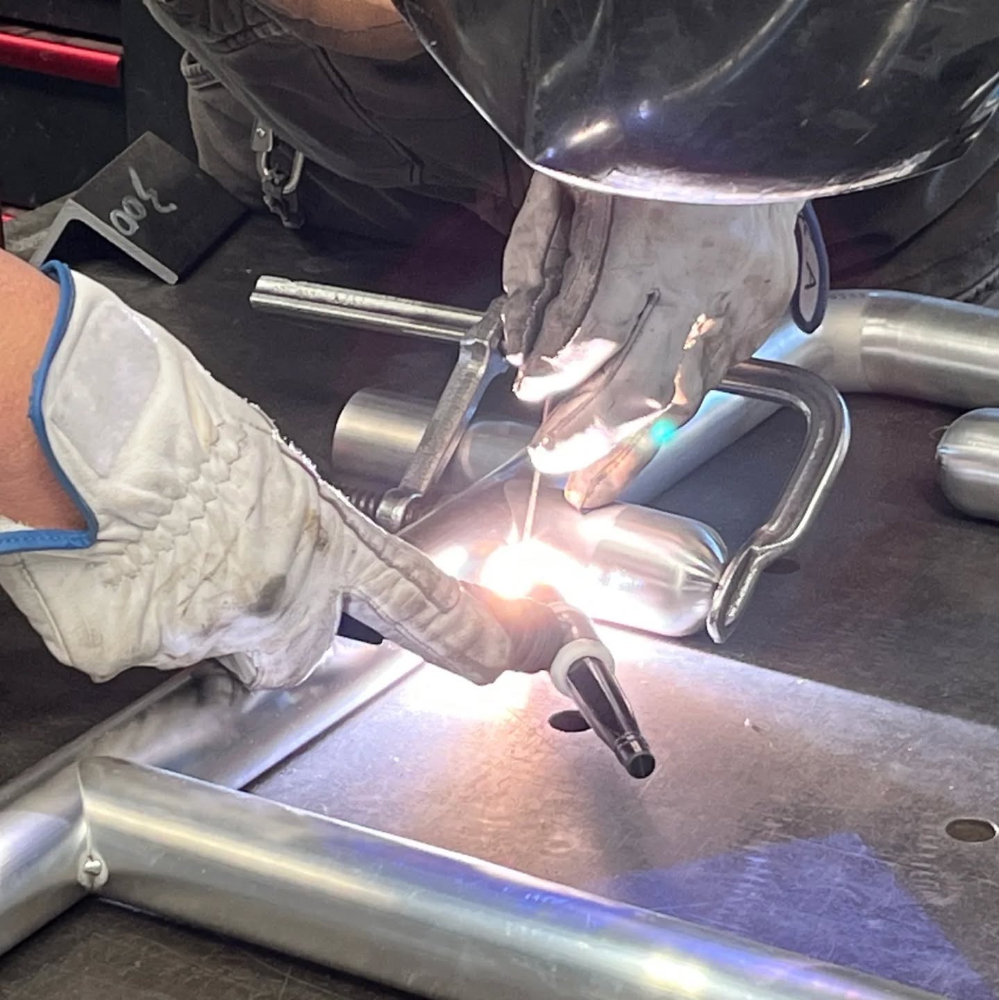 【静岡市「プラモデルの街」に誕生！
地域と模型をつなぐ新モニュメント】

“プラモデルの聖地”静岡市に、新たなシンボルが誕生！
静岡が世界に誇るプラモデル文化を、
モニュメントという形で表現しました。

設計・製作は金属加工のプロフェッショナル《アイトメタル》。細部までこだわったデザインで、
工具やパーツの魅力を再現しています。

このモニュメントが、地域の活性化や観光振興、
そしてプラモデル愛好家の交流の場となることを
願っています。
今後は市民やファンの声を反映し、
さらに進化させていく予定です！

#静岡市 #プラモデルの街 #プラモデル聖地 #モニュメント設置 #模型好きな人と繋がりたい #観光スポット #静岡観光 #地域活性化 #まちづくり #模型文化 #メイドイン静岡 #日本のモノづくり #アートモニュメント #鉄工所の技術 #金属アート #aitmetal #アイトメタル #職人技 #静岡発信 #プラモ好きと繋がりたい 

ぜひ「プラモデルの街・静岡」に遊びに来てください！