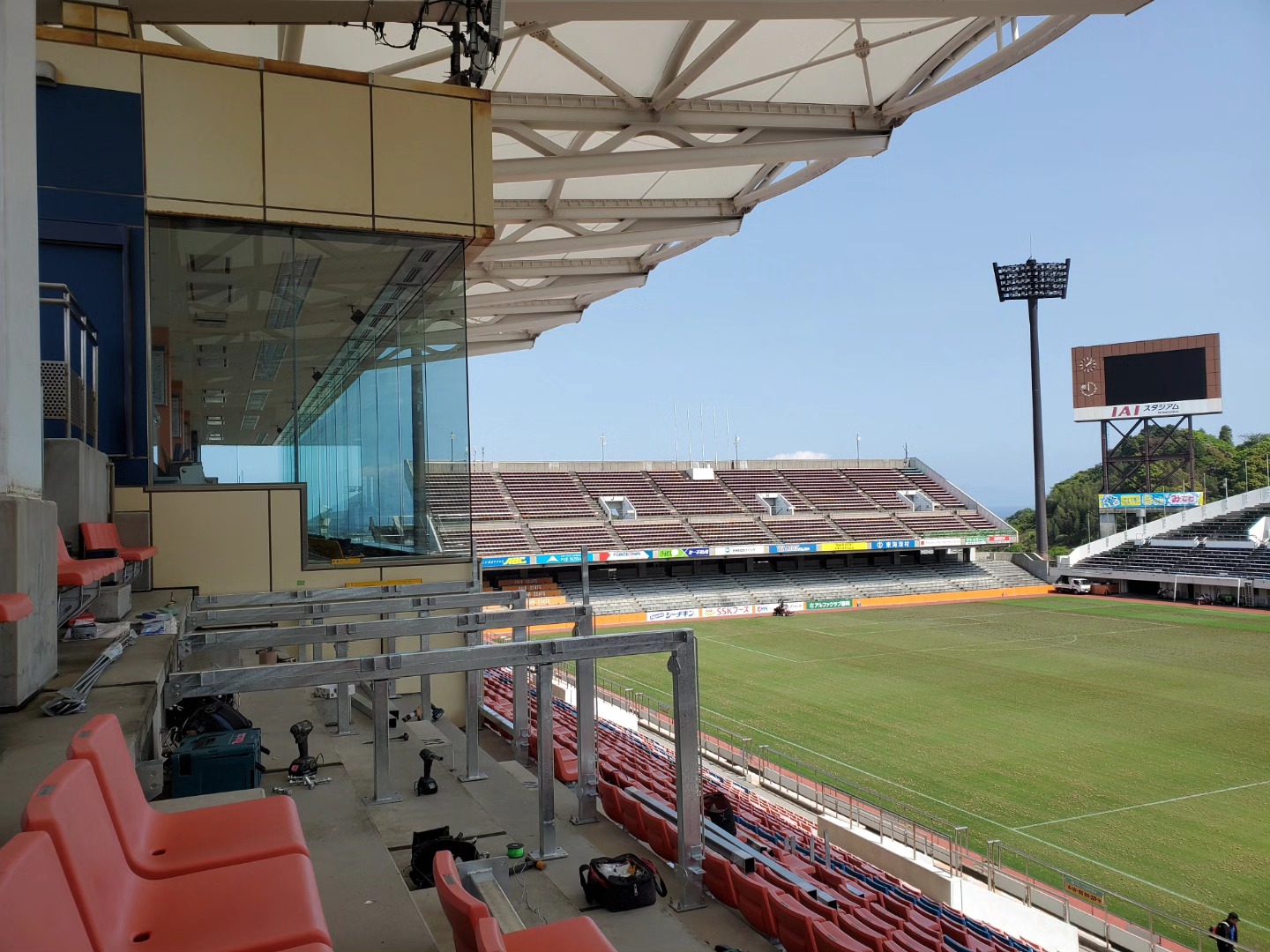 🔧【IAIスタジアム バックスタンド プレス席工事 完了】🔧

視界が変わる。仕事の質も変わる。

アイトメタルが施工に携わったIAIスタジアムの
バックスタンド側プレス席設置工事が、
無事に完成しました！🎉

既存ベンチを撤去し、
構造・視認性・耐久性を追求した新設プレス席。
これまで死角だったエリアも、
今ではピッチ全体をしっかり見渡せるように。

建築金物や架台製作で培った私たちの技術が、
現場の「見えない課題」を解決します。

プロのための金属加工。
選ばれる理由が、ここにあります。

🔩アイトメタルの特長🔩
・現場ごとの課題に最適化した設計対応
・短納期＋高品質の一貫製作体制
・細部に宿る安全性と使いやすさ

🛠️ 建設現場の“あと一歩”を支える金属部材、
ぜひご相談ください！

--------------
#アイトメタル #金属加工 #建設業 #建築金物 #スタジアム施工 #プレス席設置 #視認性向上 #現場主義 #金物製作 #ものづくり日本 #IAIスタジアム #工事完了 #施工事例紹介 #建築業界とつながろう #プロの選択 #建築に魂を込める #オーダーメイド金属加工 #金物職人の技 #建築ディテール #建築美と機能性の融合 #現場で生きる設計力 #オーダーメイド建築金物 #唯一無二の設計力 #職人技が光る #納まりの美学 #作品としての建築金物 #建築設計と施工の力 #建築現場の頼れるパートナー #建設DXを支える金物 #次世代建築を支える技術